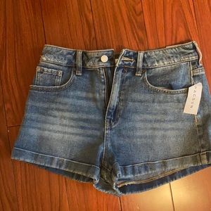 Brand new never worn Pacsun Denim mom shorts.